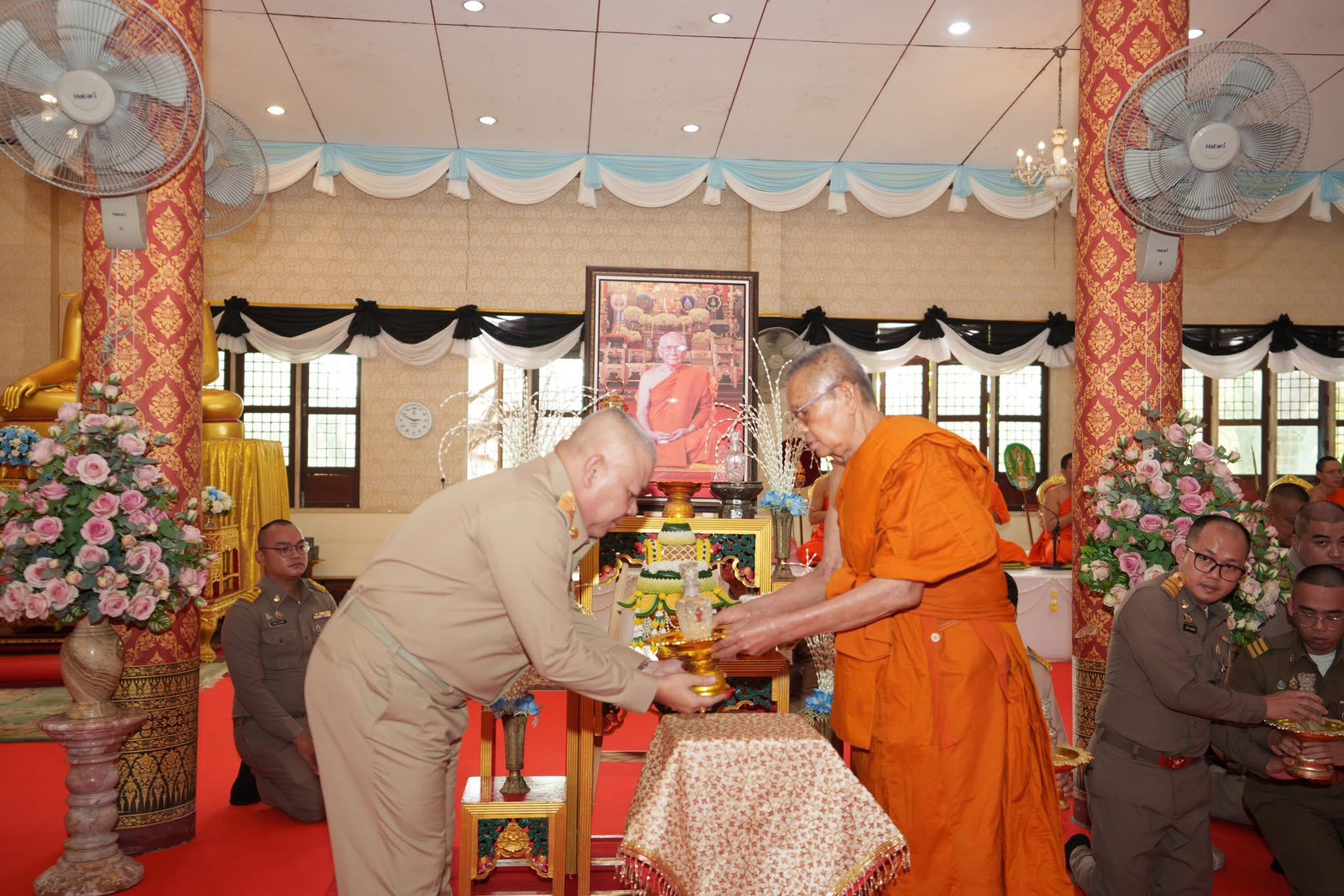 title - วันจันทร์ที่ 29 ธันวาคม 2568 เวลา 14.30 น. นายวิทูล ประดิษฐบุญ  ปฏิรูปที่ดินจังหวัดปราจีนบุรี มอบหมายให้ ข้าราชการ และเจ้าหน้าที่ ส.ป.ก.ปราจีนบุรี เข้าร่วม พิธีรับไฟพระฤกษ์และน้ำพระพุทธมนต์ประทาน  ของสมเด็จพระอริยวงศาคตญาณ สมเด็จพระสังฆราช สกลมหาสังฆปริณายก  เนื่องในโอกาสวันขึ้นปีใหม่ 2568